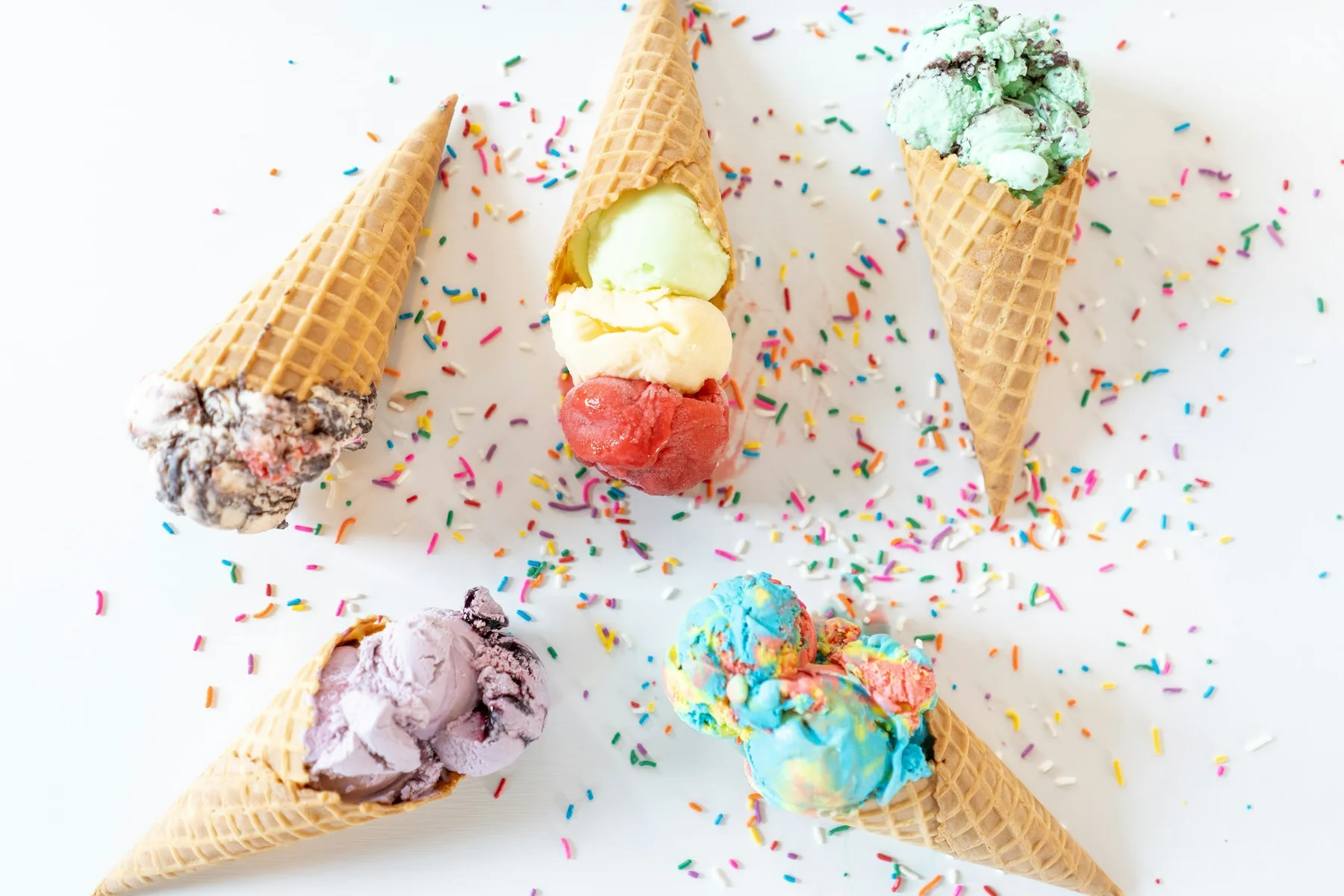Selección de conos con helados de distintos sabores